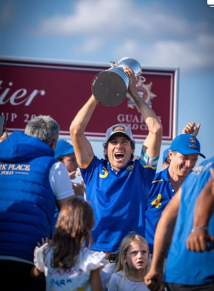 Hilario Ulloa, con la preciada Copa de la Reina