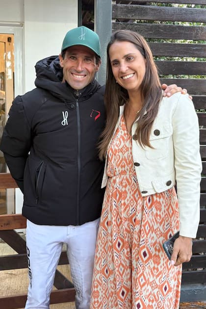 Hilario Ulloa feliz tras el triunfo de su equipo, La Irenita La Hache, que venció por 17-14 a La Ensenada. En la foto lo acompaña Lucia Junqueira, la mujer de su compañero de equipo, Ignatius Du Plessis