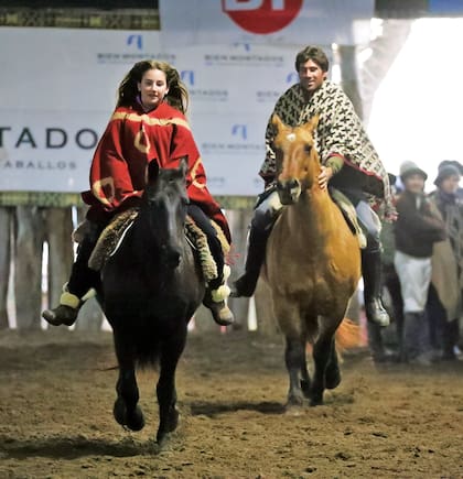Hilario Ulloa galopa detrás de su hija mayor, Lavinia.