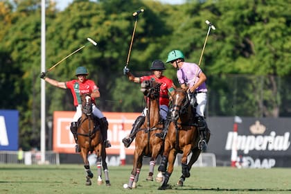 Hilario Ulloa lucha contra Juan Britos; detrás se acerca Matías Mac Donough