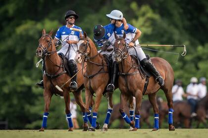 Hilario Ulloa no logra contener la felicidad de su primera copa de Triple Corona y abraza a Nico Pieres; el primer título de campeón del nuevo integrante de Ellerstina es lo que más alegra al back, que lo considera un "tremendo compañero".