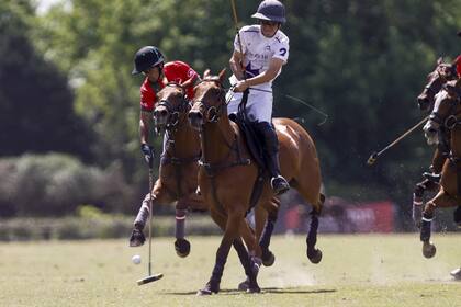 Hilario Ulloa pega ante Paco de Narváez, que cumple 18 años este sábado y lo festeja con una victoria que a Sol de Agosto le sirve para el ranking.