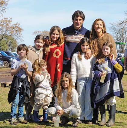Hilario Ulloa posa con su mujer, Clara Ferraiuelo, sus hijas, sobrinos
e hijos de amigos.
