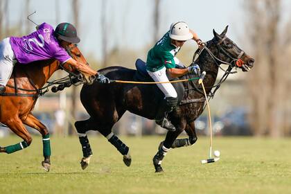 Hilario Ulloa se estira todo cuanto puede para molestar a Camilo Castagnola en la semifinal ganada contra Dubai-La Natividad; el capitán de La Hache es el más fuerte opositor a las grandes figuras.