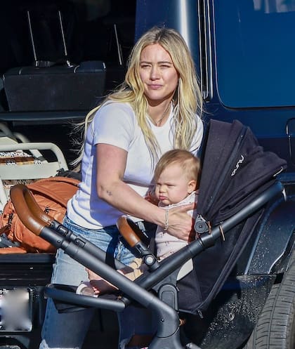 Hilary Duff cuida de su bebé recién nacido, Mae, en un encuentro con su ex pareja, Mike Comrie, en el marco de un día familiar en un parque en Los Ángeles