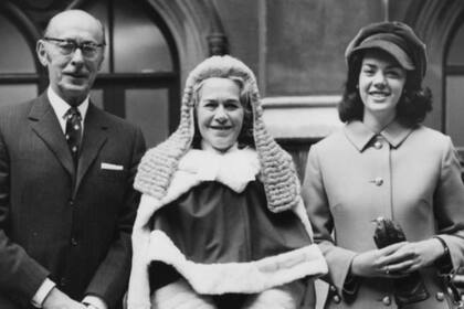 Hilary Heilbron (der.) con su padre y madre Rose Heilbron, vista aquí juramentando como juez en 1974