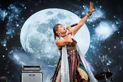 En el día del 8°aniversario de la muerte de Luis Alberto Spinetta, Hilda Lizarazu aprovechó su presentación en el Cosquín Rock para homenajearlo con una bella versión de “Seguir viviendo sin tu amor” y dejó en claro que sigue teniendo una de las mejores voces del rock argentino