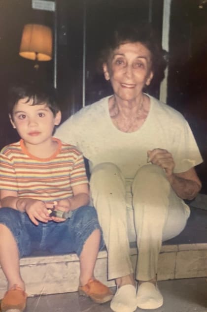 Hilda Bernard le enseñó a su bisnieto a interpretar textos y a como manejar la voz