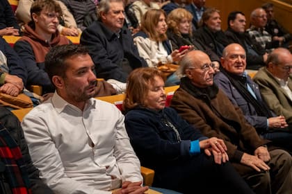Hilda "Chiche" Duhalde, en el auditorio, junto a dirigentes lanusenses como Agustín Balladares (a su derecha)