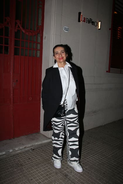 Hilda Lizarazu, muy canchera con un pantalón estampado tipo cebra. La artista estuvo acompañada por su hija, Mía Folino