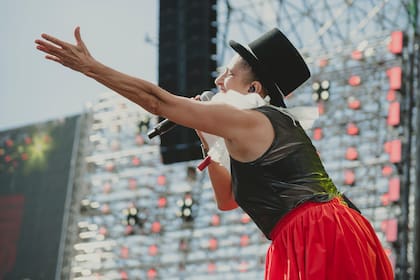Hilda Lizarazu presentandose en el escenario Norte en el día 1 del Cosquín Rock.