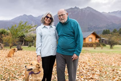 Hilda y Daniel en el parque de la hostería