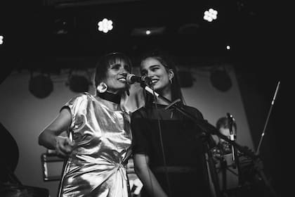 Hilda y Mia, retratadas por Fausto Bottini, mientras cantaban en Café Berlín, en Madrid, durante la gira que hicieron en 2019. 