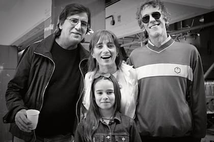 Hilda y su hija Mía con Charly y Luis Alberto Spinetta, en 2010
