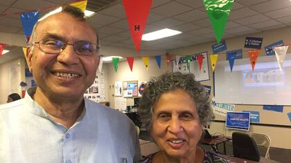 Ramesh y Kokila Shah se mudaron a Nevada para pedir que voten a Hillary Clinton