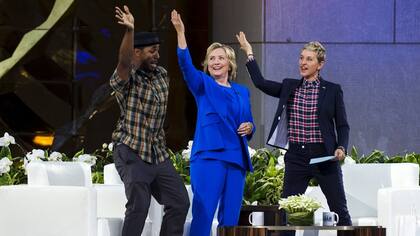 Hillary Clinton baila con DJ Stephen en el programa de Ellen DeGeneres