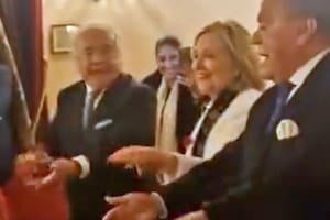 Hillary Clinton en España: un video viral, una reunión con Pedro Sánchez y de paseo por Sevilla