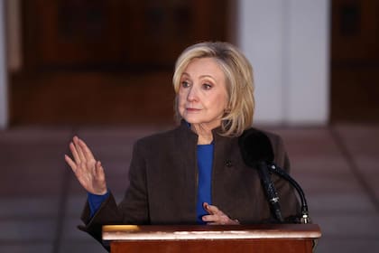 Hillary Clinton habla con la prensa tras testificar ante un panel del Congreso por el caso Epstein.
