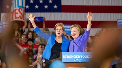Hillary Clinton junto a Elizabeth Warren