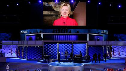 Hillary Clinton saludó a los demócratas en la Convención del partido