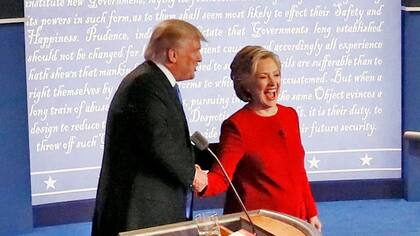 Trump y Clinton, al término de uno de los debates presidenciales