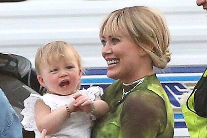 Hillary Duff recibió la visita de su pequeña hija, Banks Violet, durante un alto en el rodaje de la película Lizzie McGuire