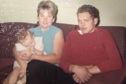 En esta foto Dawn Johnson aparece con sus padres biológicos. Wayne Clouse era también padre de Hillary