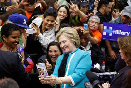 Hillary, rodeada de simpatizantes, en un acto de campaña en Los Ángeles