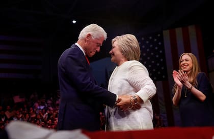 Hillary y Bill Clinton y su hija Chelsea, durante un mitín de campaña en California