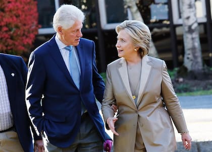 Hillary y su marido, el ex presidente Bill Clinton, ayer, tras votar en Nueva York