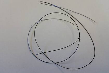 Hilo de aleación con memoria de forma (Shape Memory Alloy (SMA), en inglés)