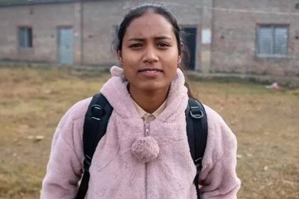 Hima Kusunda, de 18 años, recién está aprendiendo el idioma de su etnia (Foto: BBC EILEEN MCDOUGALL)