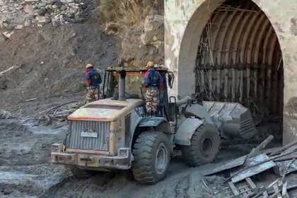 El túnel lleno de escombros es despejado con máquinas excavadoras