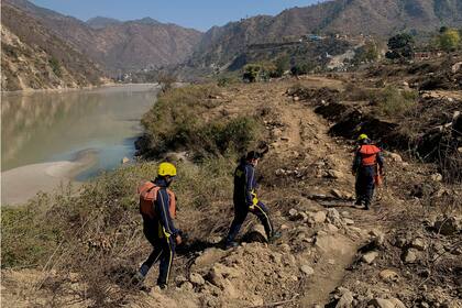 Himalaya: buscan sobrevivientes tras la ruptura de un glaciar y los muertos ya son al menos 14