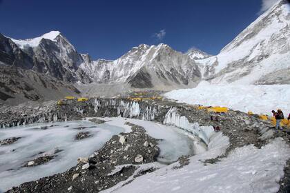 Fotografía de archivo del 11 de abril de 2015, se ven carpas instaladas para escaladores en el glaciar Khumbu, con el monte Khumbutse, en el centro, y la cascada de hielo Khumbu, a la derecha, al fondo, en el campamento base del Everest en Nepal