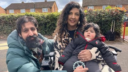 Himatraj y Rajvir Bajwa dijeron que la gestación subrogada "nos dio algo que nunca creímos posible: nos ha convertido en una familia"