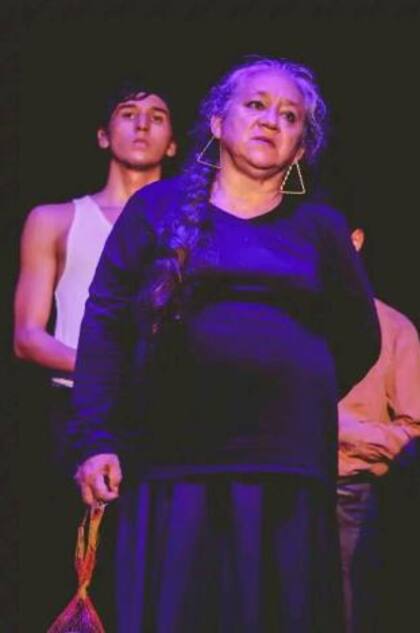 Himelda durante una presentación en teatro