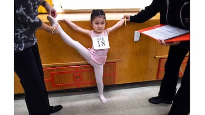 Himika Tamamoto, de 7 años, hace estiramientos antes de las audiciones del semestre de invierno de la Escuela Nacional de Ballet