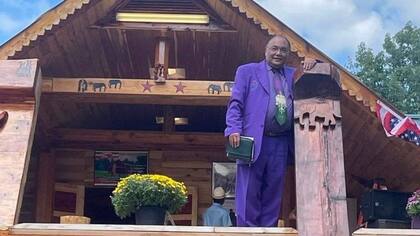 Hin Nie en su iglesia en Greensboro