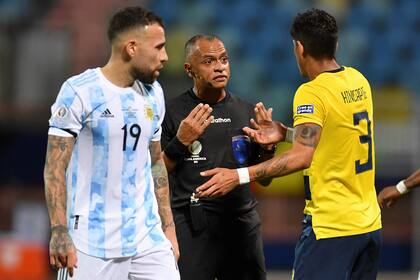 Hincapié le reclama a Sampaio, ante la atenta mirada de Otamendi