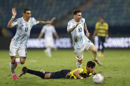 Hincapié no puede levantarse, Di María y Messi le robaron la pelota y avanzan hacia el segundo gol argentino.