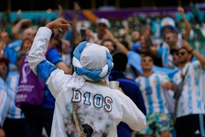 Hincha de Argentina con una remera de Maradona