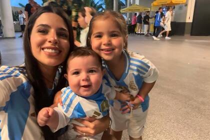 ¡Hinchada de lujo! Valu y sus herederos en el Hard Rock Stadium para el encuentro entre Argentina y Perú.