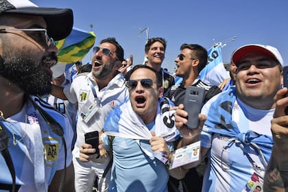 Hinchas argentinos afuera del estadio