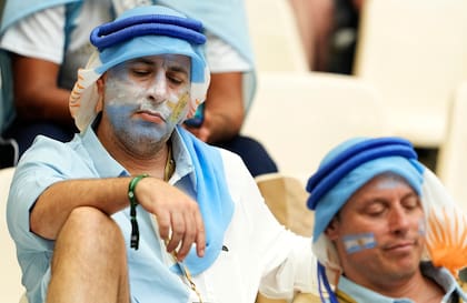 Hinchas argentinos desilusionados tras la derrota contra Arabia Saudita