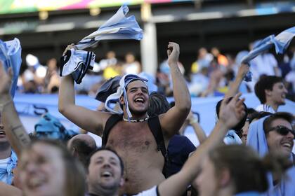Hinchas argentinos durante el último partido en San Pablo