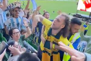 Un hincha australiano discutió a los gritos con cientos de simpatizantes argentinos que no dejaban de cantar