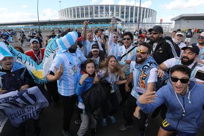 Hinchas argentinos en alrededores del estadio Nizhny Novgorod
