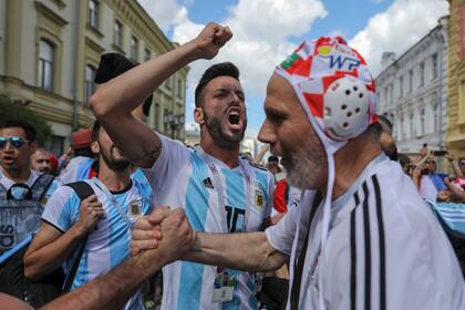 Hinchas argentinos en el centro de Nizhny Novgorod