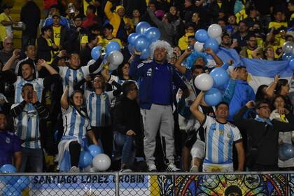Hinchas argentinos en el estadio Olímpico Atahualpa, de Quito.